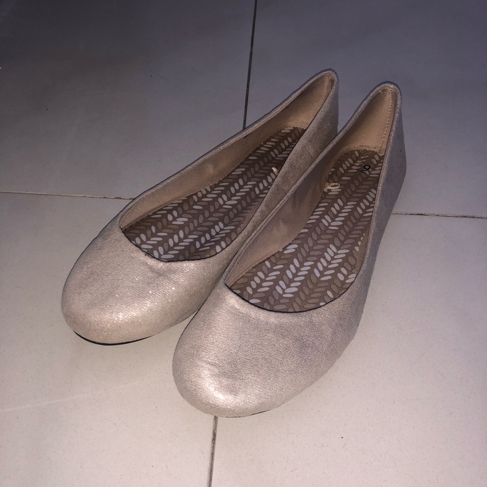 Sparkly beige flats 🌟🥿